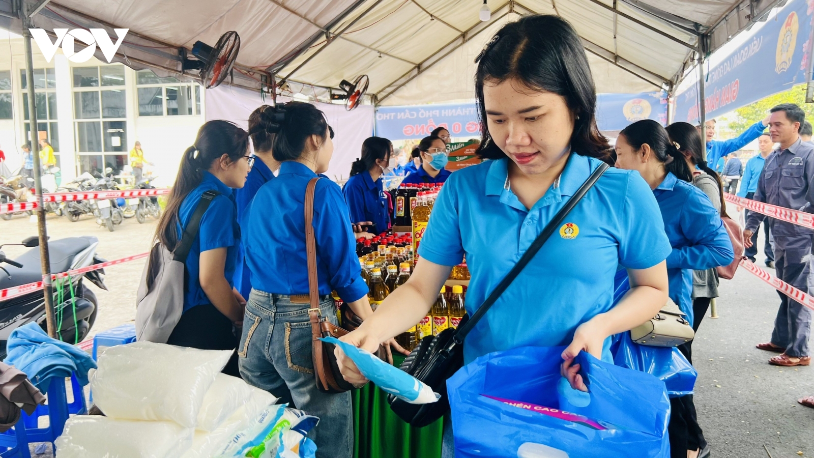 Cần Thơ tổ chức chợ Tết công đoàn, chia sẻ với công nhân khó khăn